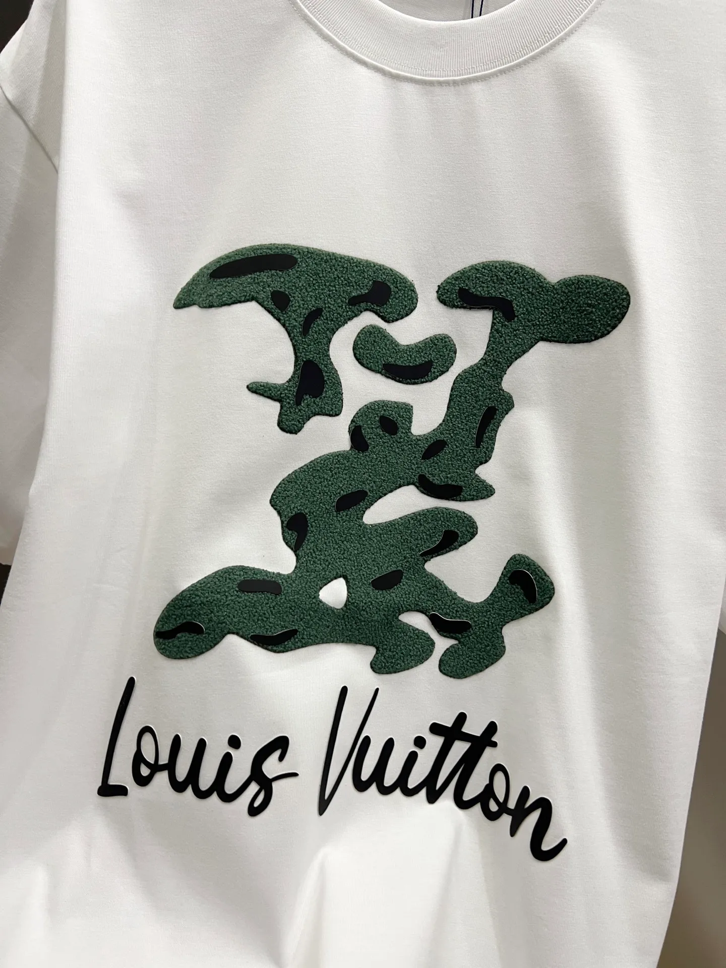 🅿️190 1v Louis* 2025 autumn and winter new style, classic big V letter three-dimensional craft design, high-end version! Highly breathable and comfortable, customized double-yarn plain cotton fabric. Short-sleeved T-shirt. Same style for men and women. Sizes S M L XL XXL Five sizes black white Angora red